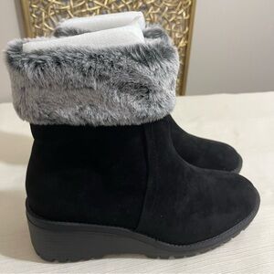 Women wedge ankle boot SZ 8w black with grey faux fur. New with Tags